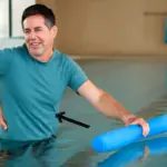 Quale sport è indicato per chi soffre di mal di schiena? I movimenti da preferire per non peggiorare la situazione