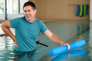 Quale sport è indicato per chi soffre di mal di schiena? I movimenti da preferire per non peggiorare la situazione